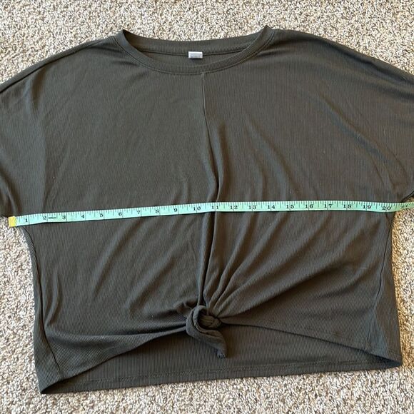 Old Navy Active Tie-Front Cropped Top - Picture 5 of 8